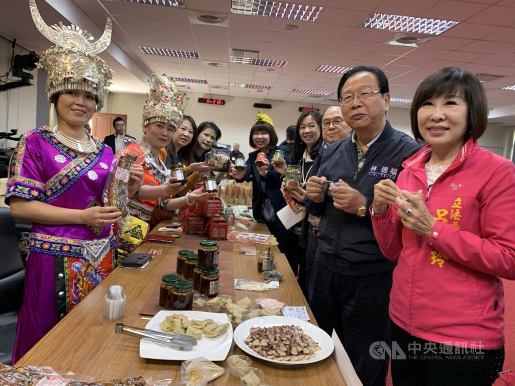 立法院13日舉行新移民文化特色產業發表記者會,國民黨立委林麗蟬(右5)偕黨內同事逛攤位吃美食。中央社記者郭建伸攝 108年12月13日