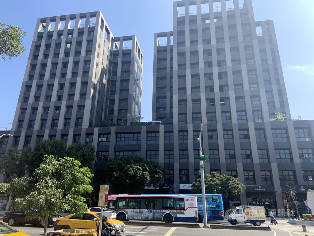被鑑定為海砂屋的台北市大龍市場重建完成,13日正式開幕,為地上13層、地下4層的鋼筋混凝土建築物。1樓為大龍市場,2到5樓則是有老人福利和身障機構,6樓以上為集合住宅。(台北市工務局新建工程處提供)中央社記者陳怡璇傳真 108年12月13日