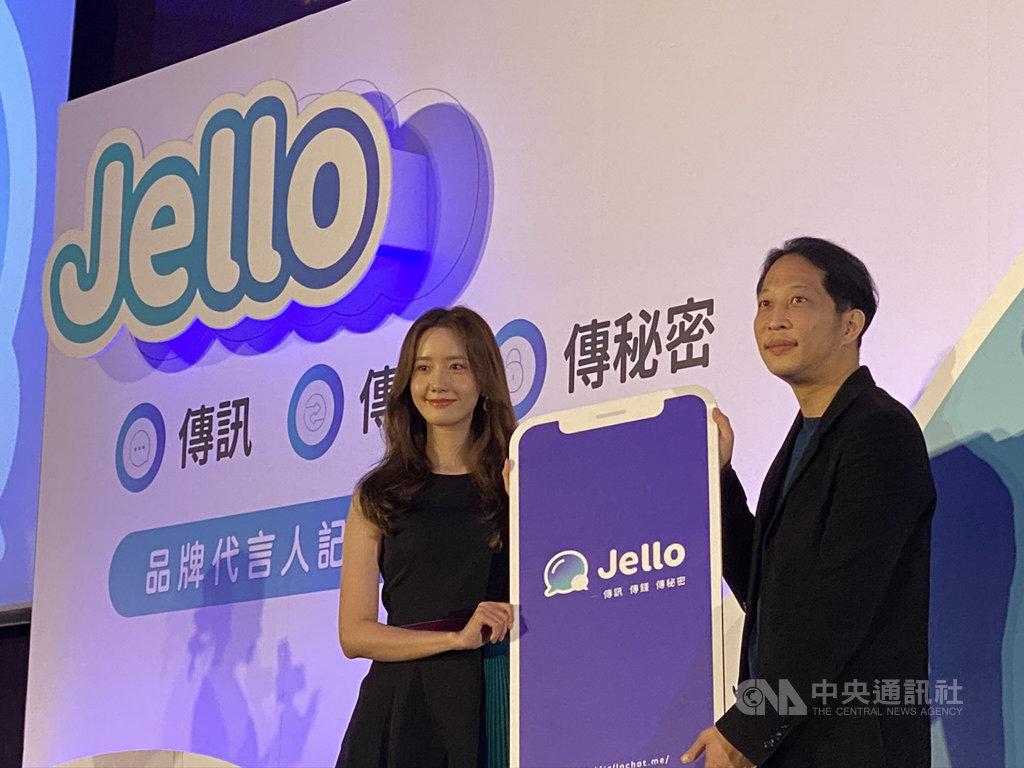 街口支付執行長胡亦嘉(右)13日宣布,由韓國女星潤娥(左)擔任街口支付旗下通訊軟體Jello品牌代言人,看好將推動轉帳金額成長。中央社記者吳家豪攝 108年12月13日