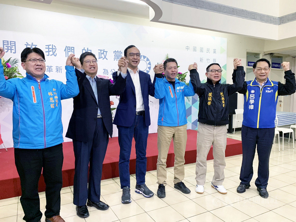 國民黨總統候選人韓國瑜全國競總主委朱立倫(左3)13日到新竹縣拜訪縣長楊文科(左2)等地方重要人士,強化黨內團結氣勢。中央社記者郭宣彣攝 108年12月13日