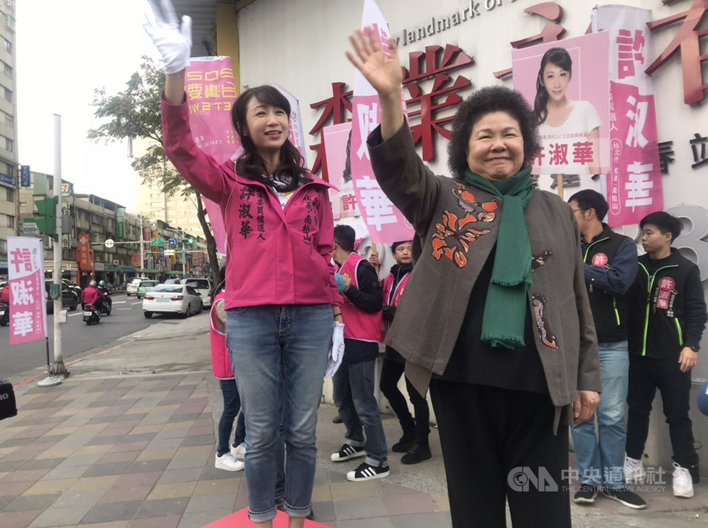 總統府祕書長陳菊(前右)13日一早陪同民進黨台北市立委參選人許淑華(前左)站在路口拜票,向民眾揮手問好,請託支持。中央社記者陳怡璇攝 108年12月13日