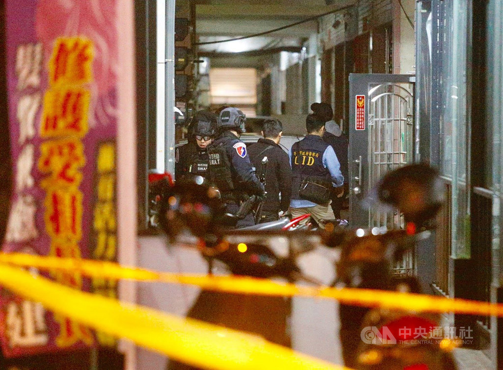 警方13日晚間循線在高雄苓雅一棟大樓包抄圍捕涉嫌在國民黨台南後壁黨部放置不明物體的男性犯嫌,雙方對峙已逾2小時,特勤小組伺機而動,準備攻堅。中央社記者董俊志攝 108年12月13日