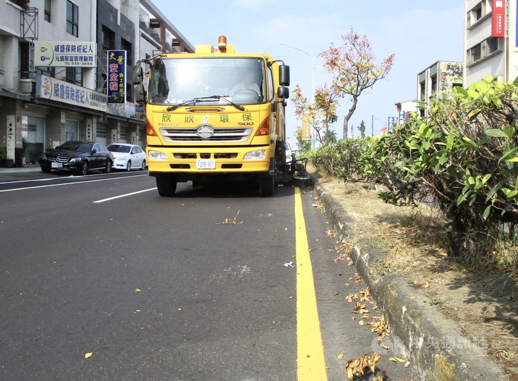 嘉義市政府攜手亞太電信,於市內密布250點空氣品質感測器,除即時監控街道空氣品質外,也主動加派洗掃街車,減緩空氣污染。(亞太電信提供)中央社記者江明晏傳真 108年12月13日