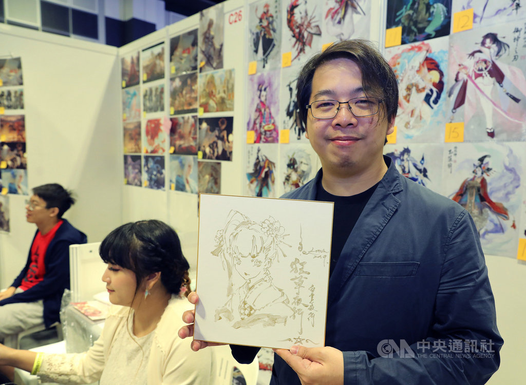 星馬動漫展裡逼真COSPLAY扮相吸睛,繪製陰陽師的同人畫師Loiza(陳胤安)也參與動漫展,了解最新流行元素。中央社記者黃自強新加坡攝 108年12月13日