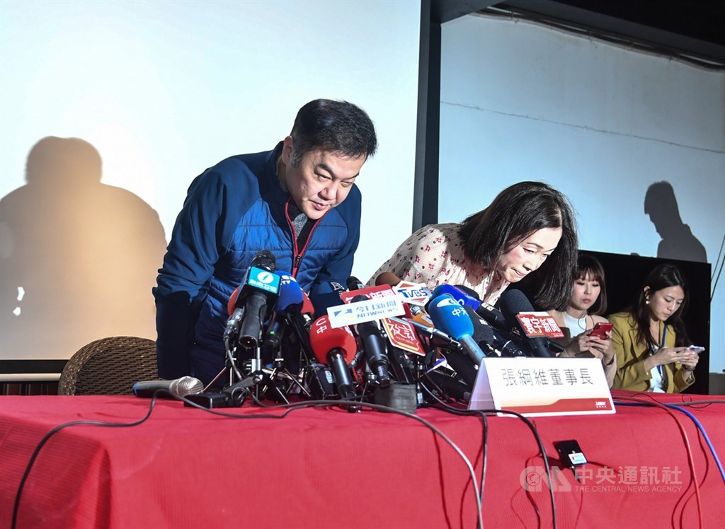 遠東航空無預警宣布,因長期虧損及資金籌措困難13日起停飛,董事長張綱維(左)上午召開記者會,親自對外界說明,並鞠躬致歉。中央社記者林俊耀攝 108年12月13日