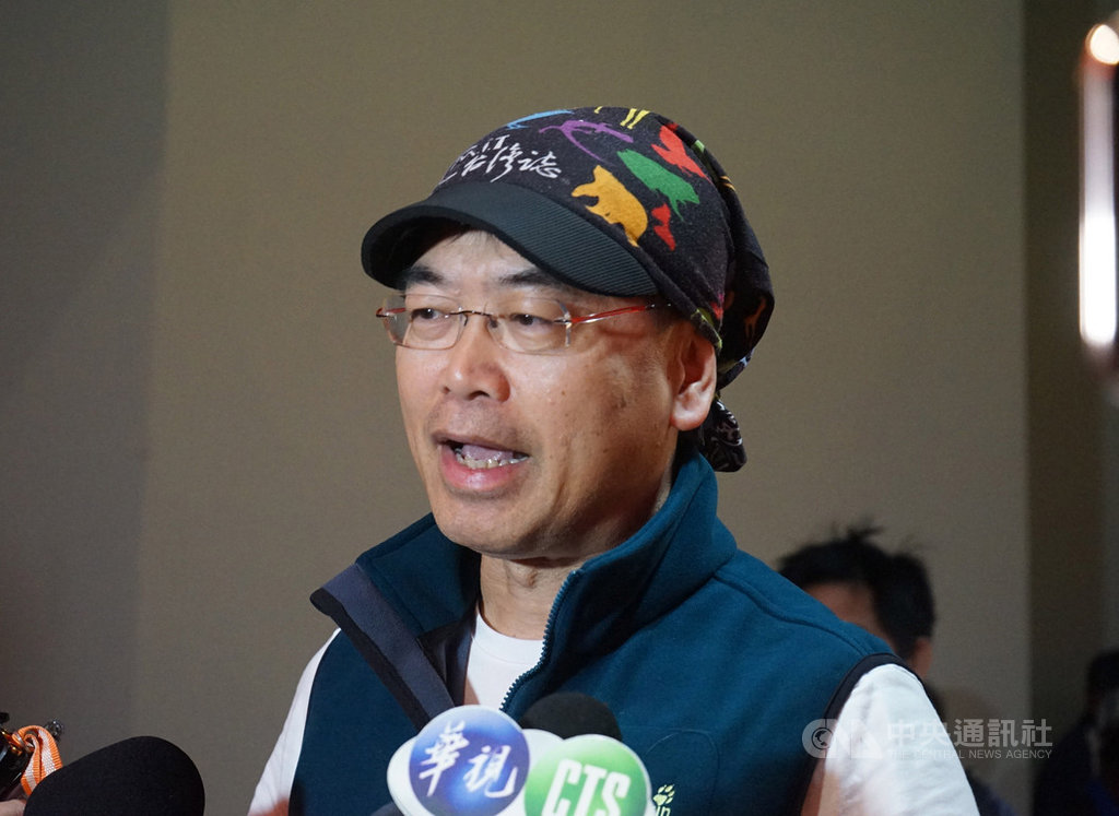 歷時11年拍攝的生態電影「黑熊來了」導演麥覺明13日現身花蓮首映活動,感謝在拍攝過程中曾提供協助的當地族人、公部門人員等。中央社記者張祈花蓮攝 108年12月13日