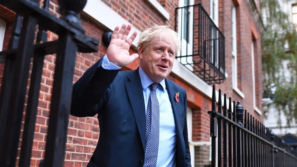 英國大選13日最終計票結果顯示,首相強生領導的保守黨拿下365席,取得席次過半的執政優勢。強生12日表示,他將日以繼夜回報選民對他的信任,並承諾英國在2020年1月脫離歐盟。(圖取自facebook.com/borisjohnson)