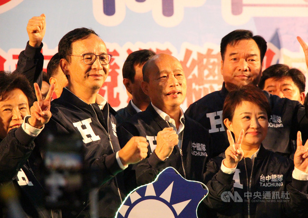 國民黨總統候選人韓國瑜(中)13日出席台中市競選總部成立大會,全國競總主委朱立倫(前左2)、台中市長盧秀燕(前右)等人出席力挺。中央社記者蘇木春攝 108年12月13日