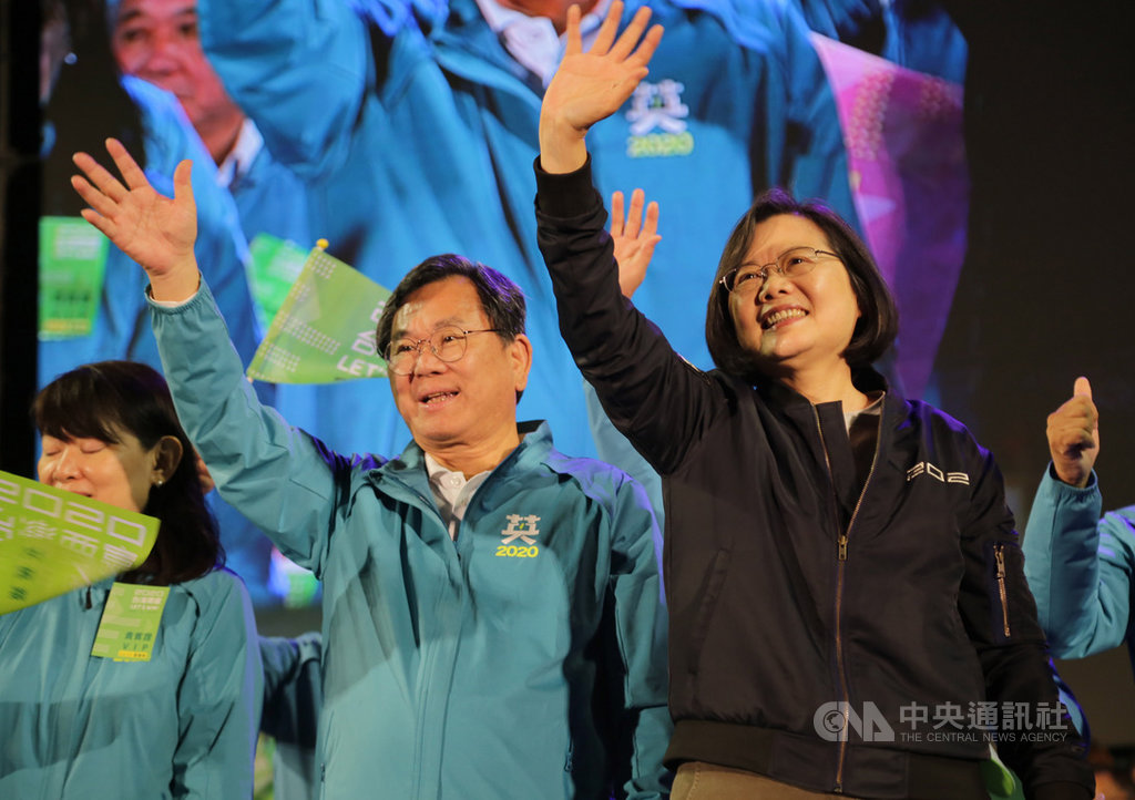 力拚連任的總統蔡英文(右)13日晚間在嘉義,出席民進黨嘉義縣第2選區立委參選人陳明文(右2)的造勢晚會,向現場熱情支持民眾揮手致意。中央社記者蔡智明攝 108年12月13日
