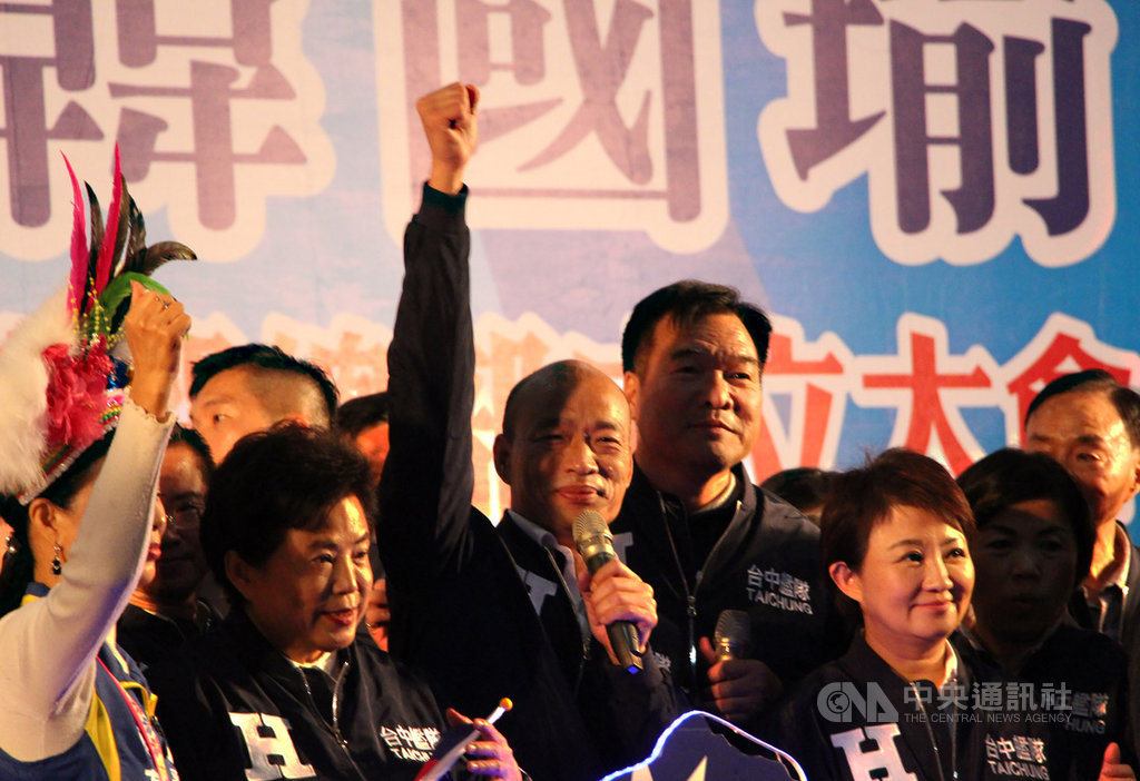 國民黨總統候選人韓國瑜(中)13日出席台中市競選總部成立大會,再度重申重啟核四立場,保證若當選總統,只要人民同意、安全沒問題,就要重啟核四以核養綠,減輕中部燒煤數字,這是負責任政府應該做的。中央社記者蘇木春攝 108年12月13日