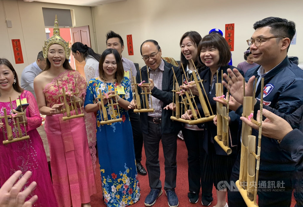 新移民出身的國民黨立委林麗蟬(右2)13日舉辦新移民文化特色產業發表記者會,幾位國民黨立委在會議室裡玩起印尼竹琴,一改平時會議室的嚴肅氣氛。中央社記者郭建伸攝 108年12月13日