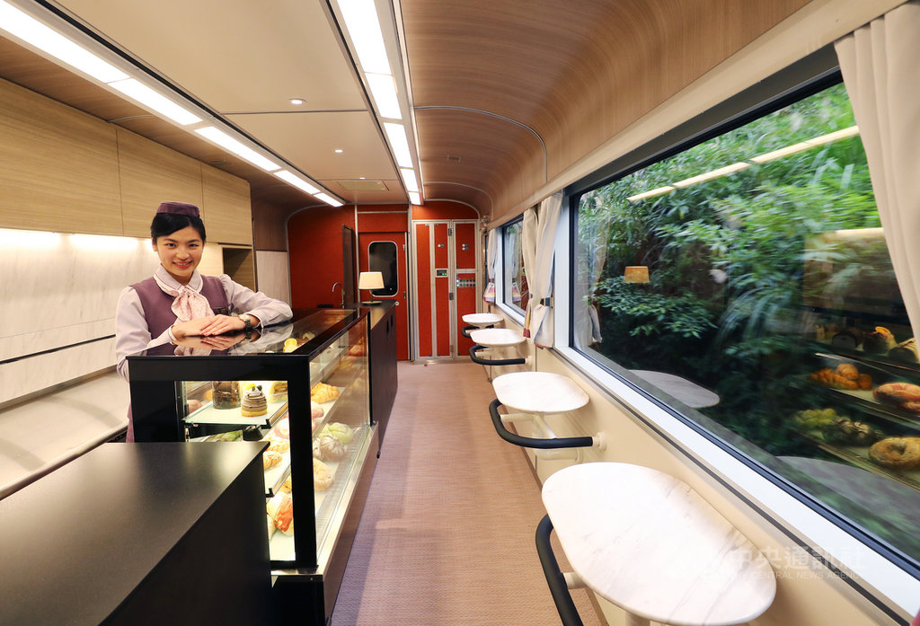 柏成設計改造的台鐵觀光列車13日正式亮相,吧台區有如飯店接待大廳,讓旅客踏上觀光列車,像是踏進飯店一樣,希望帶給旅客有如旅館式的服務體驗。中央社記者王騰毅攝 108年12月13日