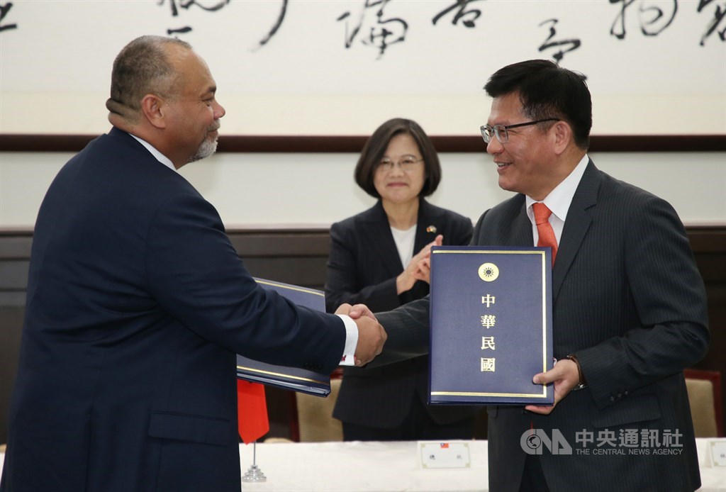 「台諾航空服務協定」簽署儀式13日在總統府舉行,在總統蔡英文(中)見證下,由交通部長林佳龍(右)與諾魯共和國總統安格明(Lionel Aingimea)(左)代表簽署。中央社記者鄭傑文攝 108年12月13日