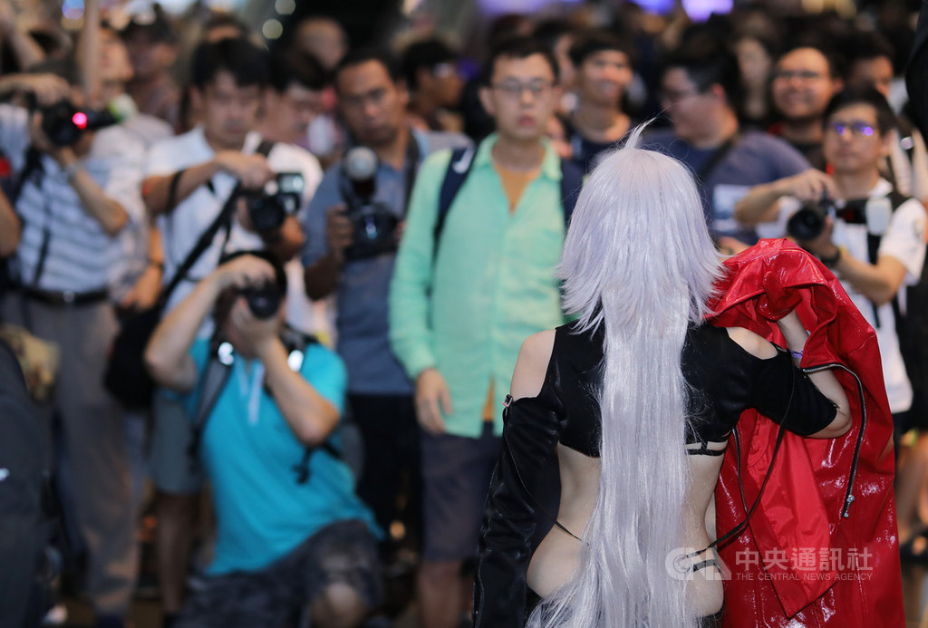 星馬動漫展裡逼真COSPLAY扮相吸睛,圖為大批攝影師聚集搶拍各種動漫角色的COSPLAY精彩畫面。中央社記者黃自強新加坡攝 108年12月13日