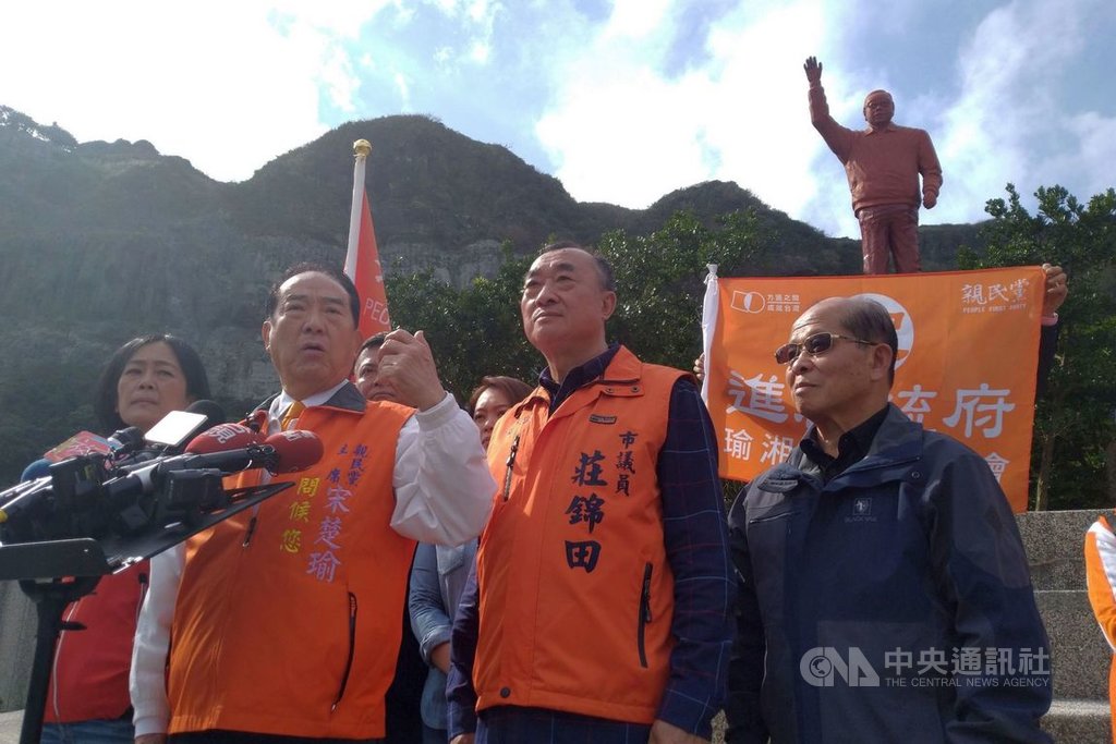 親民黨總統候選人宋楚瑜(前左2)13日到基隆碧砂漁港廣場向故總統蔣經國銅像致敬後受訪表示,過去若無親民黨支持,台灣民眾黨主席柯文哲恐無法連任台北市長。(讀者提供)中央社記者沈如峰基隆傳真 108年12月13日