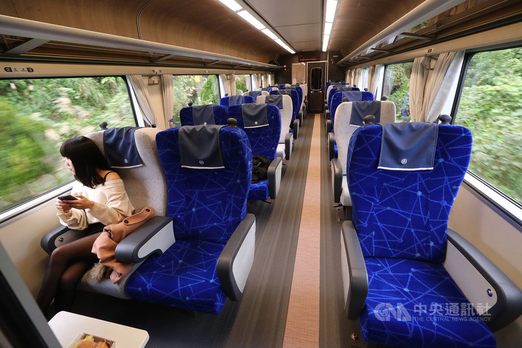 柏成設計改造的台鐵觀光列車13日亮相,座椅跳脫過去清一色的台鐵藍色座椅,改採用藍灰相間的設計,且在頭巾上繡有台鐵Logo。中央社記者王騰毅攝 108年12月13日