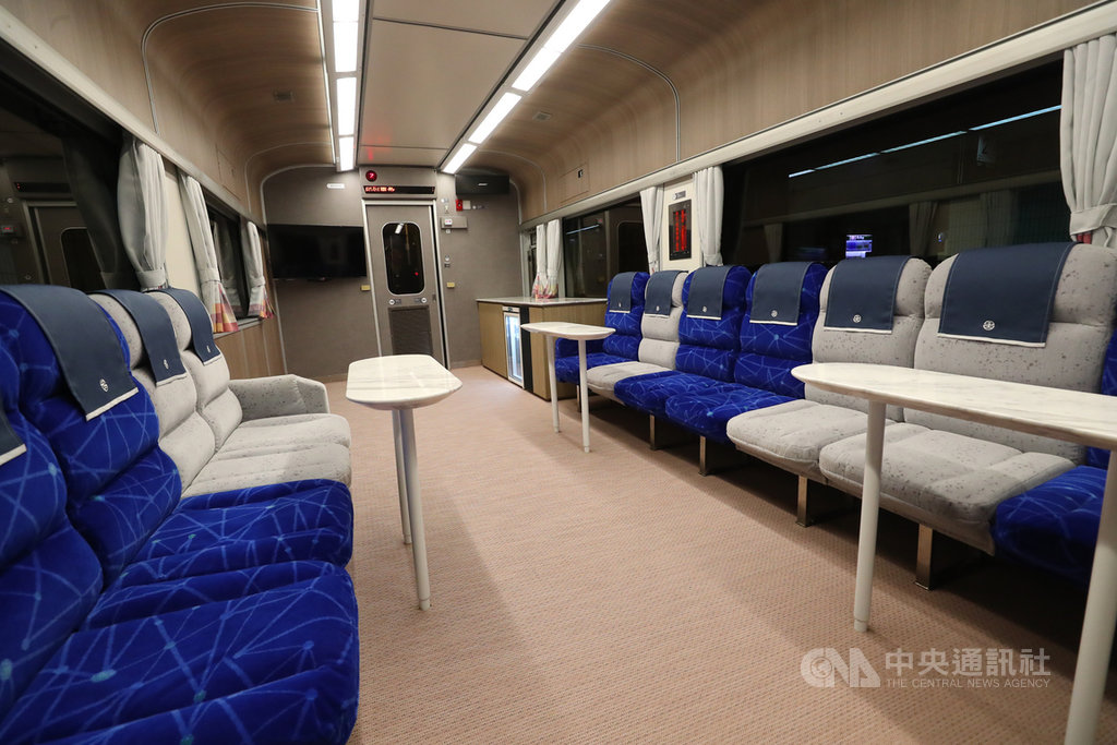 台鐵觀光列車由台灣設計團隊「柏成設計」導入美學概念重新改造,13日正式亮相,座椅跳脫過去清一色的台鐵藍色座椅,設計上改採藍灰相間;改良後的頭巾也以深藍為底色,搭配電繡的台鐵Logo,打造簡約質感風格。中央社記者王騰毅攝 108年12月13日