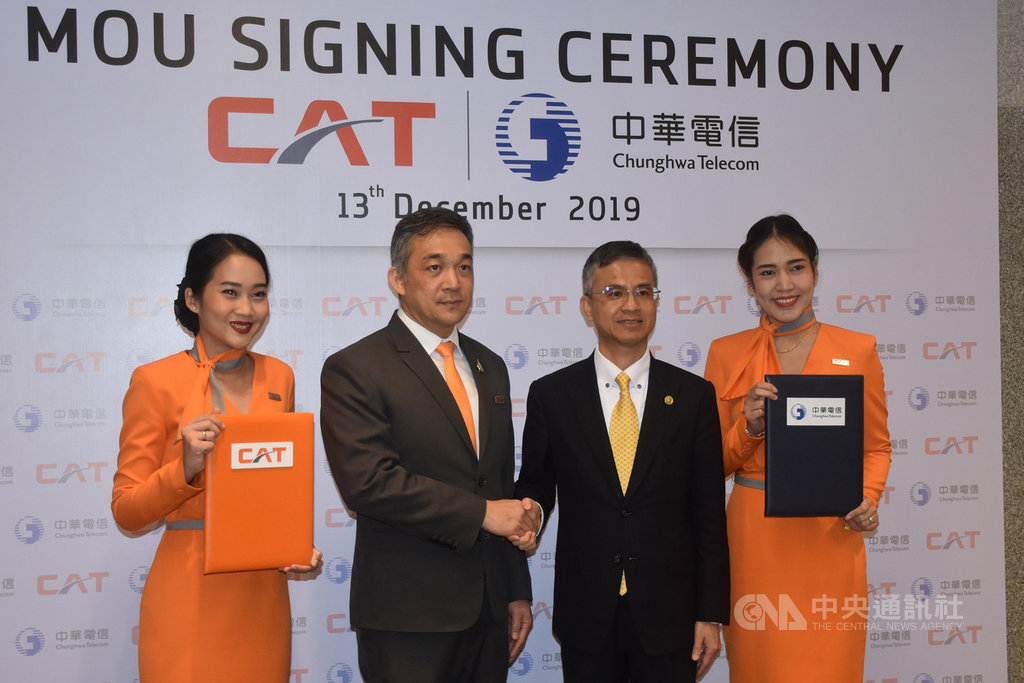 中華電信總經理郭水義(右2)與泰國CAT電信總裁桑帕猜(Sanpachai Huvanandana)(左2)簽署合作備忘錄(MOU),共同發展智慧城市應用。中央社記者呂欣憓曼谷攝 108年12月13日