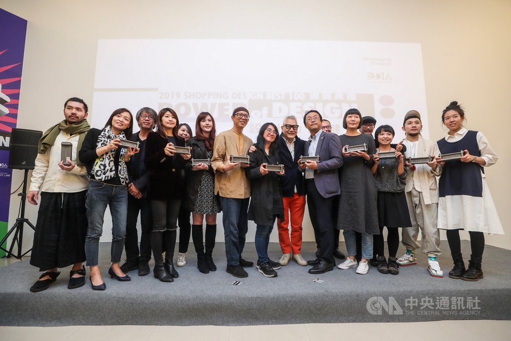 由雜誌Shopping Design主辦的2019台灣設計Best 100名單公布,中央通訊社「文化+雙週報」入選人文百景類,頒獎典禮13日在台北舉行,中央社記者鄭景雯(左4)代表出席受獎,與眾得獎者一同合影。中央社記者吳家昇攝 108年12月13日