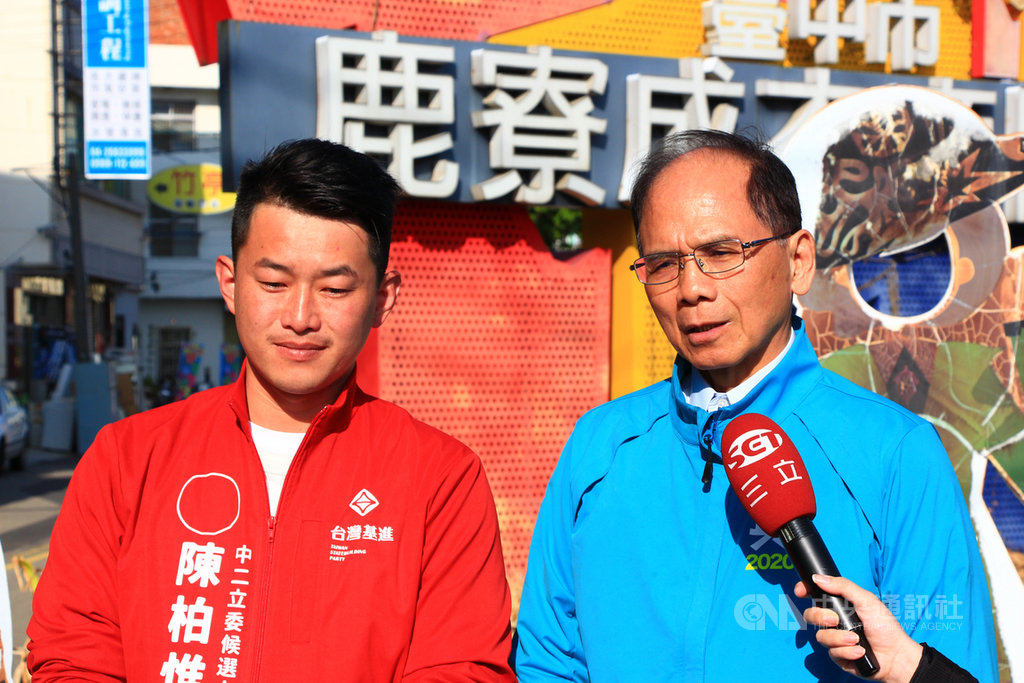 前行政院長游錫堃(右)13日到台中為台灣基進黨立委參選人陳柏惟(左)助選,游錫堃接受媒體聯訪時表示,2020年是台灣關鍵選戰,過去台灣是有統有獨的藍綠之爭,藍色的好像有點變紅,未來台灣應該是綠紅之爭,這次一定要讓台灣隊勝利。中央社記者蘇木春攝 108年12月13日