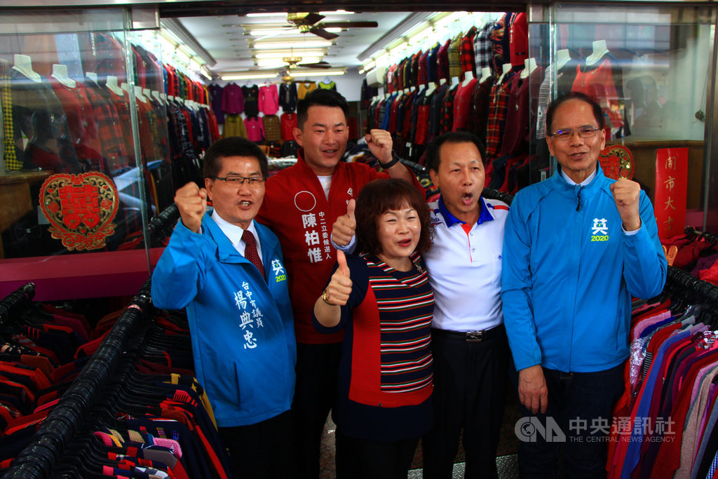 前行政院長游錫堃(右)13日前往台中市沙鹿區鹿寮成衣商圈,陪同台灣基進黨台中市第2選區(沙鹿、龍井、大肚、烏日、霧峰區)立委參選人陳柏惟(後左2)掃街拜票。中央社記者蘇木春攝 108年12月13日