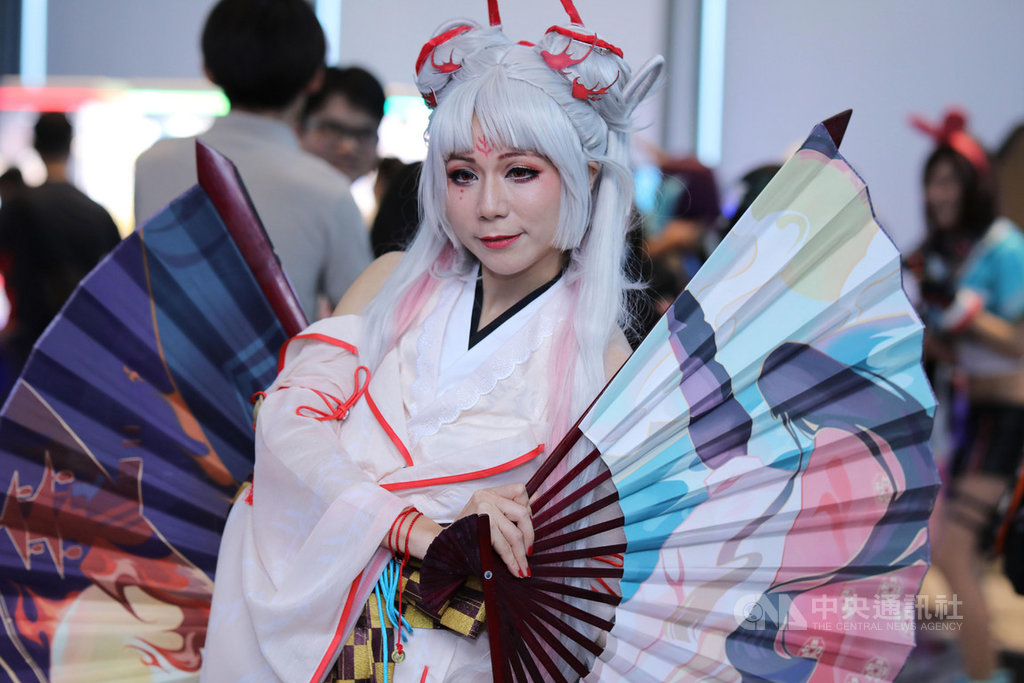 星馬動漫展裡逼真COSPLAY扮相吸睛,圖為甫落幕的新加坡亞洲動漫展中以陰陽師不知火扮相現身的動漫迷。中央社記者黃自強新加坡攝 108年12月13日