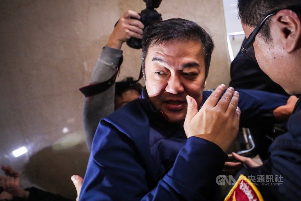遠東航空12日無預警宣布因資金籌措困難,13日起停飛,但董事長張綱維13日出面稱是主管誤判情勢,盼民航局同意遠航復飛;台灣台北地方檢察署晚間傳喚張綱維到案說明,張綱維在眾多媒體推擠下進入北檢。中央社記者吳家昇攝 108年12月13日