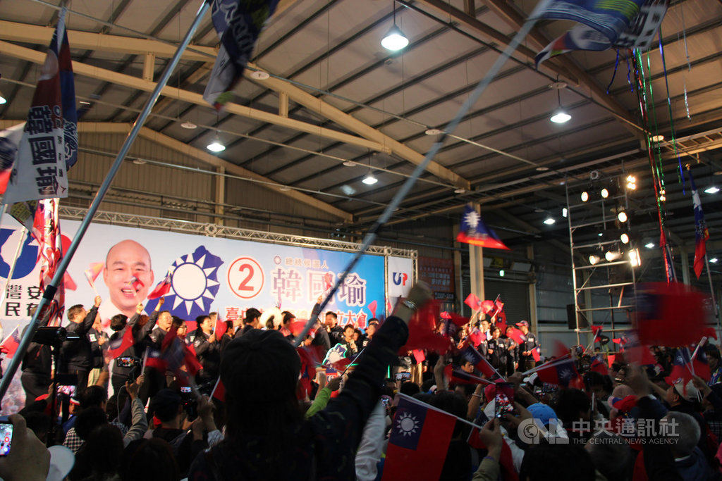 國民黨總統候選人韓國瑜台中市競選總部成立大會13日晚間登場,現場擠滿熱情支持者,奮力揮舞旗幟、高呼口號聲援,場面相當熱絡。中央社記者蘇木春攝 108年12月13日
