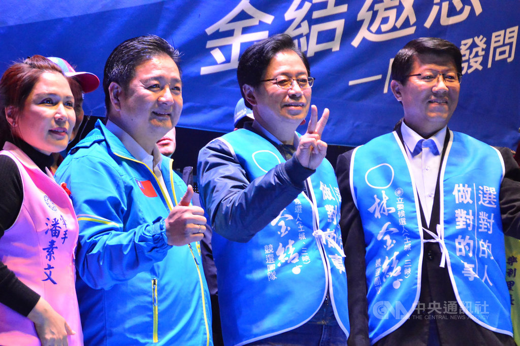 國民黨副總統候選人張善政(右2)、黨籍台南市議員謝龍介(右)等人13日晚間到新北市土城區,替立委參選人林金結(左2)站台助選,呼籲民眾要拉票、催票、投票。中央社記者黃旭昇新北市攝 108年12月13日