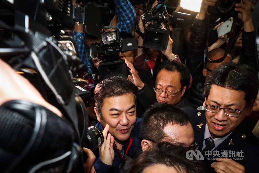 台灣台北地方檢察署13日晚間傳喚遠東航空股份有限公司董事長張綱維(前左)說明遠航案,張綱維於晚間近7時到達,大批媒體在場守候關注案情。中央社記者吳家昇攝 108年12月13日