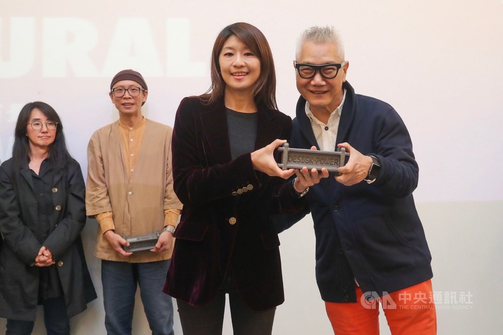 中央通訊社「文化+雙週報」入選Shopping Design雜誌2019台灣設計Best 100名單的人文百景類,13日在台北頒獎,中央社記者鄭景雯(前左)上台領獎。中央社記者吳家昇攝 108年12月13日