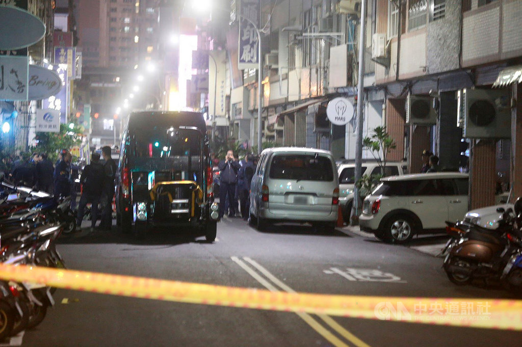 國民黨台南市後壁區黨部大門旁12日遭置放一包不明物體,刑事局南部打擊犯罪中心與台南警方13日晚間循線在高雄苓雅一棟大樓包抄攻堅,犯嫌與警對峙。中央社記者董俊志攝 108年12月13日