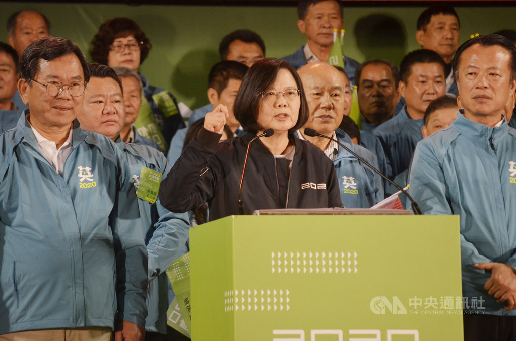 總統蔡英文(前中)13日到嘉義民雄參加民進黨嘉義縣第2選區立委參選人陳明文(前左)的造勢晚會,蔡總統表示,行政院已經核定民雄鐵路高架化可行性評估,這是陳明文對鄉親的承諾,他說得到做得到。前右為嘉義縣長翁章梁。中央社記者蔡智明攝 108年12月13日
