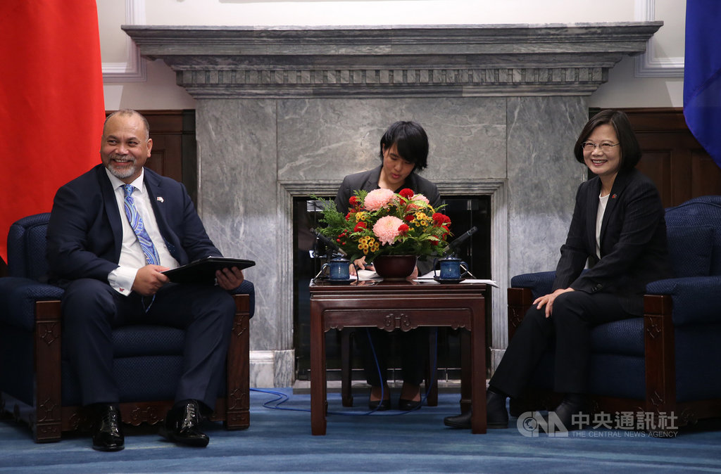 總統蔡英文(右)13日在總統府會晤諾魯共和國總統安格明(Lionel Aingimea)(左),安格明致詞表示對台灣的臭豆腐念念不忘時,與蔡總統一起開懷大笑。中央社記者鄭傑文攝 108年12月13日