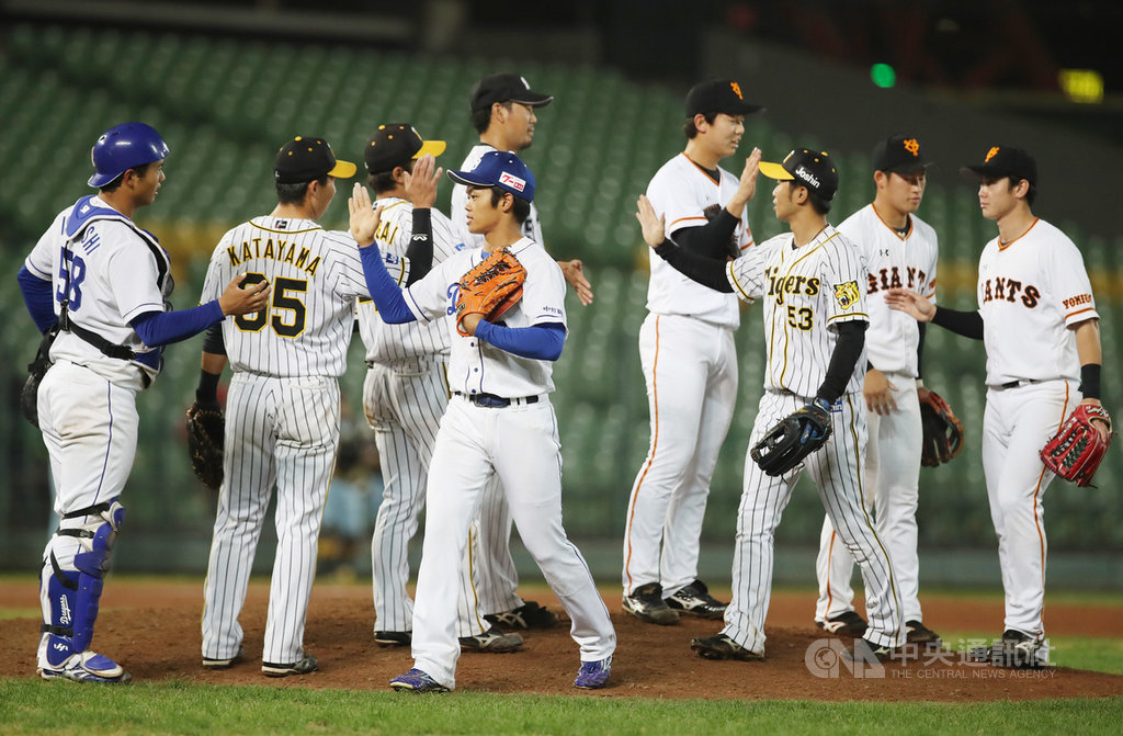 2019亞洲冬季棒球聯盟5、6名排名戰13日晚間在台中洲際棒球場開打,日職白隊(圖)以3比3與韓職聯隊握手言和,比較例行賽戰績後,由白隊獲本屆第5名。中央社記者張新偉攝 108年12月13日