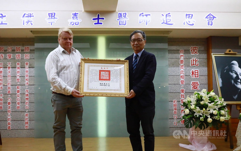 屏東基督教醫院創辦人、台灣小兒麻痺之父畢嘉士11月在挪威辭世,醫院13日舉辦追思會,衛福部次長薛瑞元(右)代表總統府頒發褒揚令,由畢嘉士的兒子(左)代表接受。中央社記者郭芷瑄攝 108年12月13日