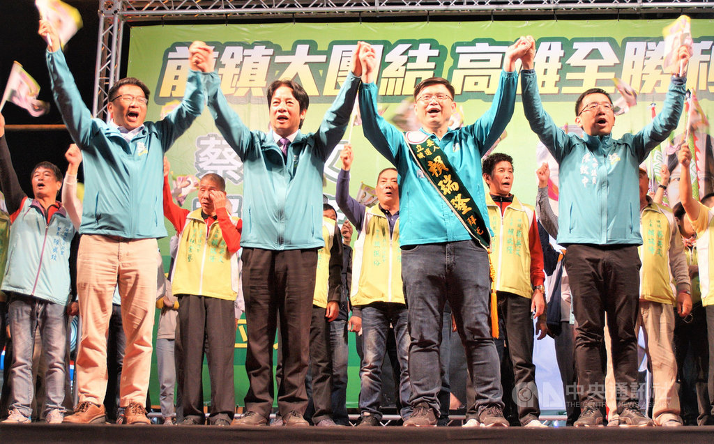 民進黨副總統候選人賴清德(前左2)13日晚間到高雄前鎮,為黨籍立委參選人賴瑞隆(前右2)拉抬聲勢,與同黨高雄市議員陳致中(前右)等人攜手高呼口號。中央社記者程啟峰高雄攝 108年12月13日