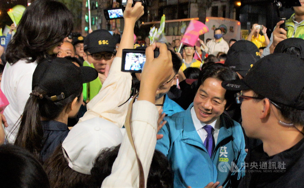 民進黨副總統候選人賴清德(右2)13日晚間在高雄出席黨籍立委參選人賴瑞隆前鎮競選總部成立晚會,受到現場群眾熱情相迎。中央社記者程啟峰高雄攝 108年12月13日