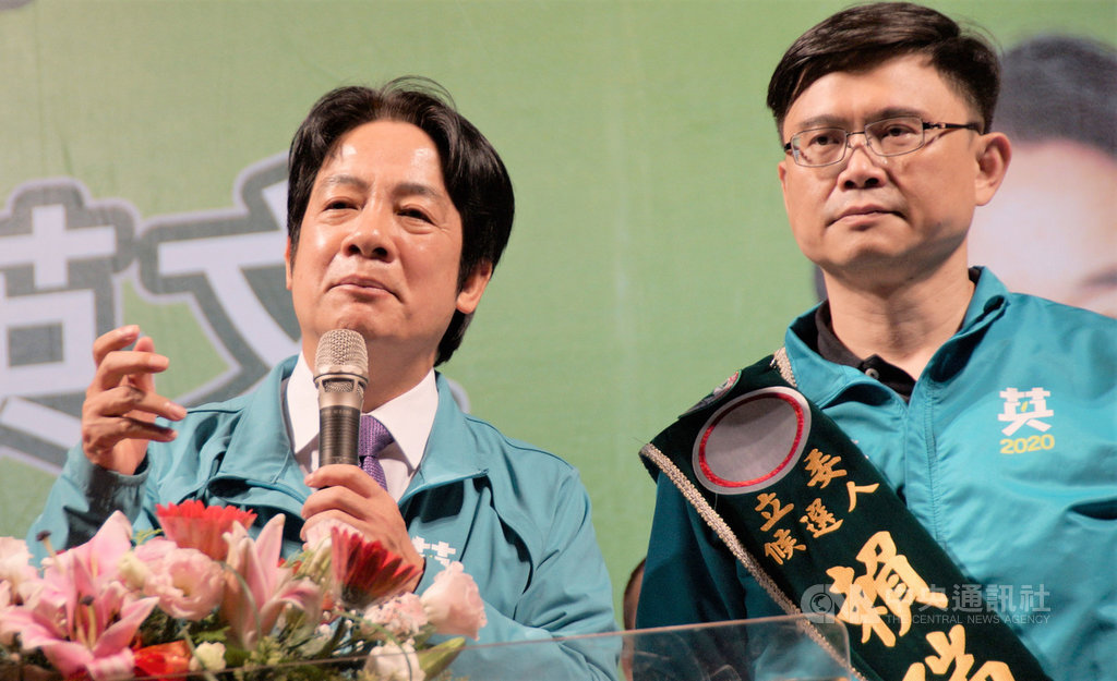 民進黨副總統候選人賴清德(左)13日晚間為黨籍高雄市立委參選人賴瑞隆(右)站台,肯定賴瑞隆是立法院第一名的立委,呼籲鄉親全力支持,讓民進黨國會過半。中央社記者程啟峰高雄攝 108年12月13日