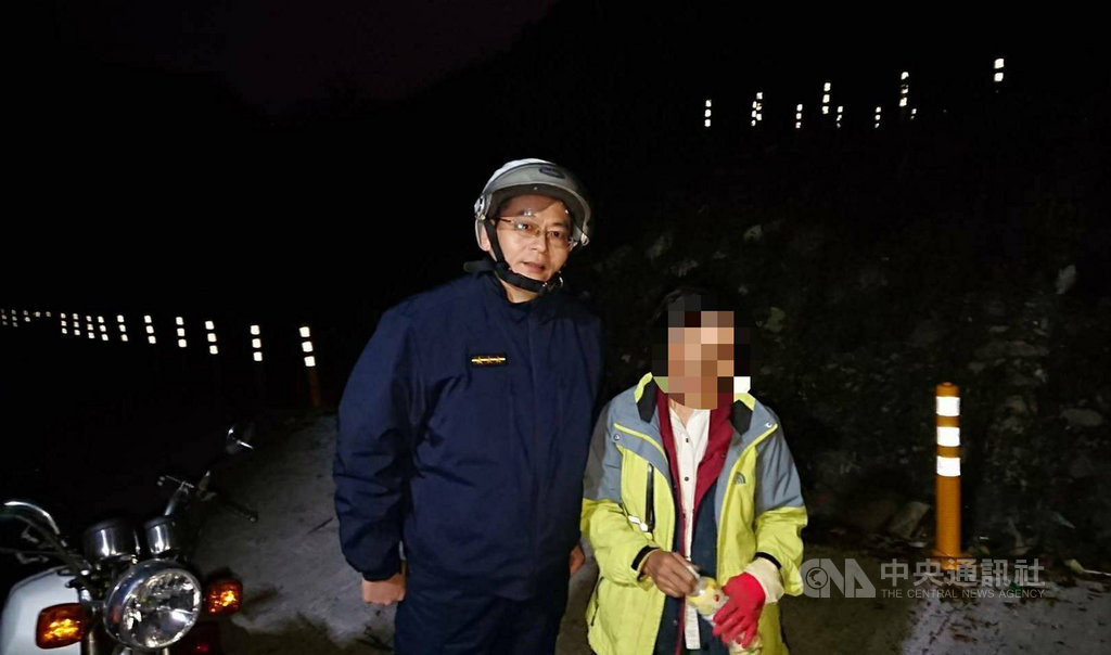 一名婦人(右)12日與親友攀登加里山,卻獨自迷失山區,警方通報苗栗縣消防局派遣南庄分隊一同協助搜尋,所幸傍晚在鹿湖橋尋獲失聯婦人。(翻攝照片)中央社記者管瑞平傳真 108年12月13日