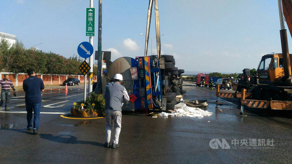 一輛載運丙二醇甲醚的化學槽車13日行經台中港道路時意外翻覆,後續由槽車業者委託吊車及空槽車到場,將翻覆車輛扶正,並將剩餘危險物品移槽;確切事故原因仍待釐清。(台中港務消防隊提供)中央社記者蘇木春傳真 108年12月13日