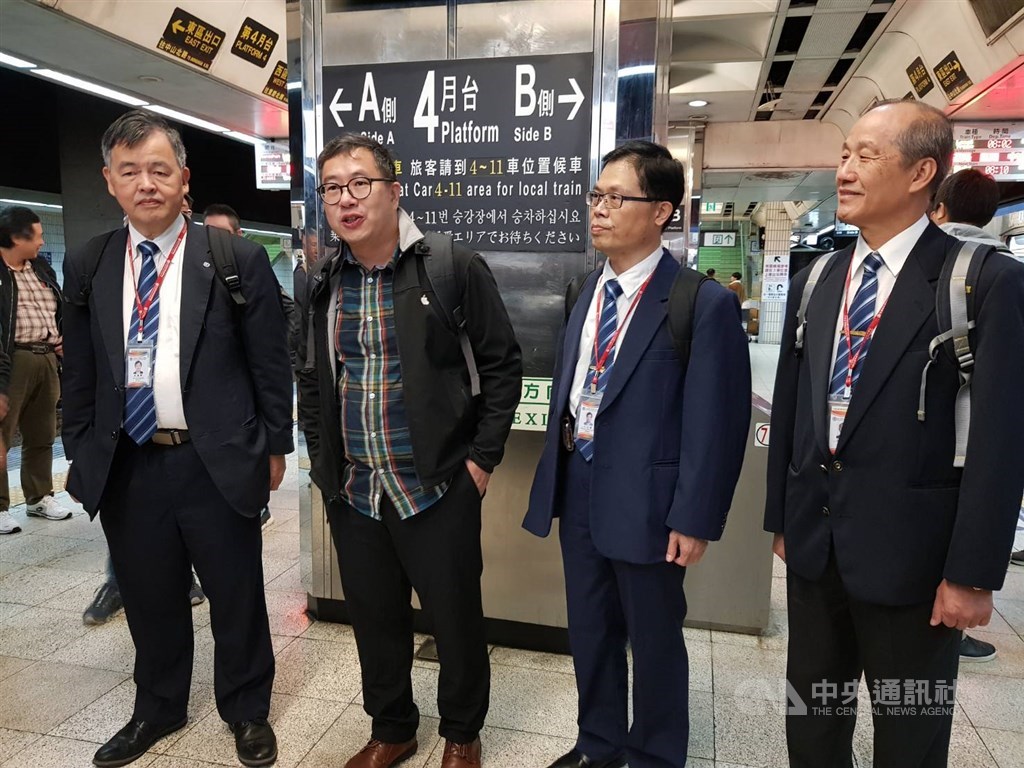 柏成設計改造的台鐵觀光列車13日亮相,台鐵局高雄機廠長謝進崑(右)激動地說,「台鐵要有美學了。」圖左起為台鐵局機務處長宋鴻康、設計師吳漢中、台鐵局花蓮機務段副段長江正龍。中央社記者鄭景雯攝 108年12月13日