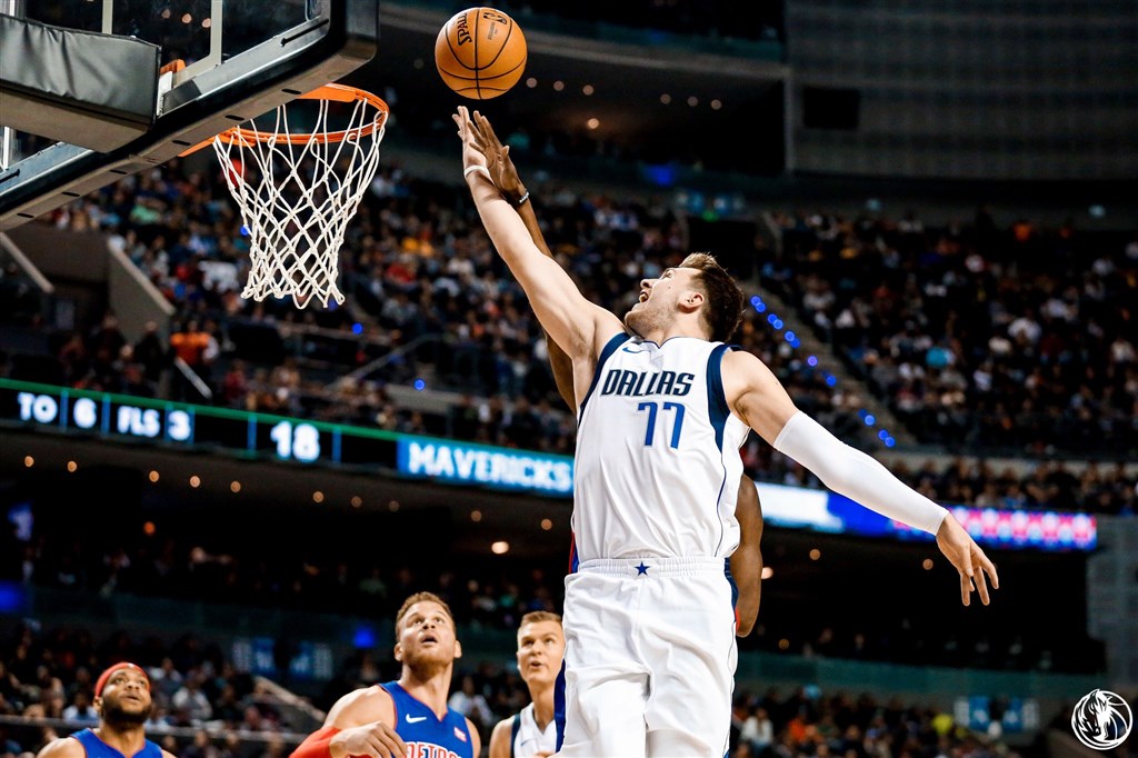 NBA獨行俠救世主唐西奇(前)12日豪取41分又大三元,助球隊以122比111拔掉活塞。(圖取自twitter.com/MavsPR)