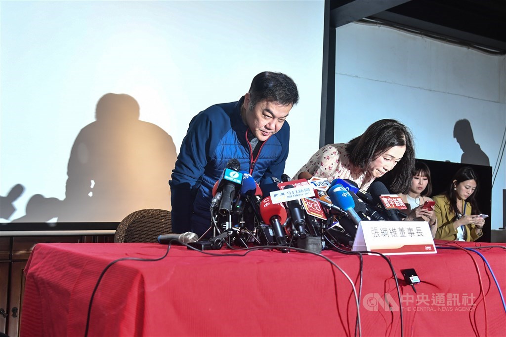 遠東航空無預警宣布,因長期虧損及資金籌措困難13日起停飛,董事長張綱維(左)上午11時出面召開記者會對外說明,鞠躬致歉。中央社記者林俊耀攝 108年12月13日