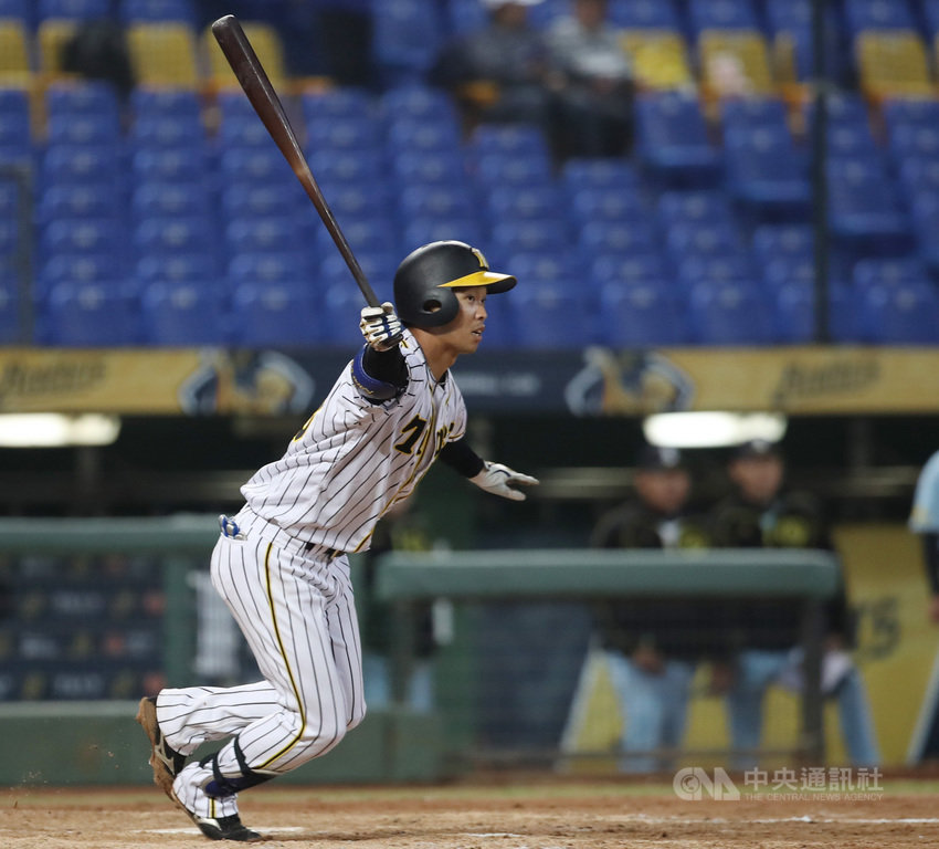 2019亞洲冬季棒球聯盟13日晚間在洲際棒球場舉行5、6名排名賽,日職白隊島田海吏8局敲出關鍵陽春砲,助隊與韓職聯隊握手言和,採計例行賽戰績後,由日職白隊拿下本屆賽事第5名。中央社記者張新偉攝 108年12月13日