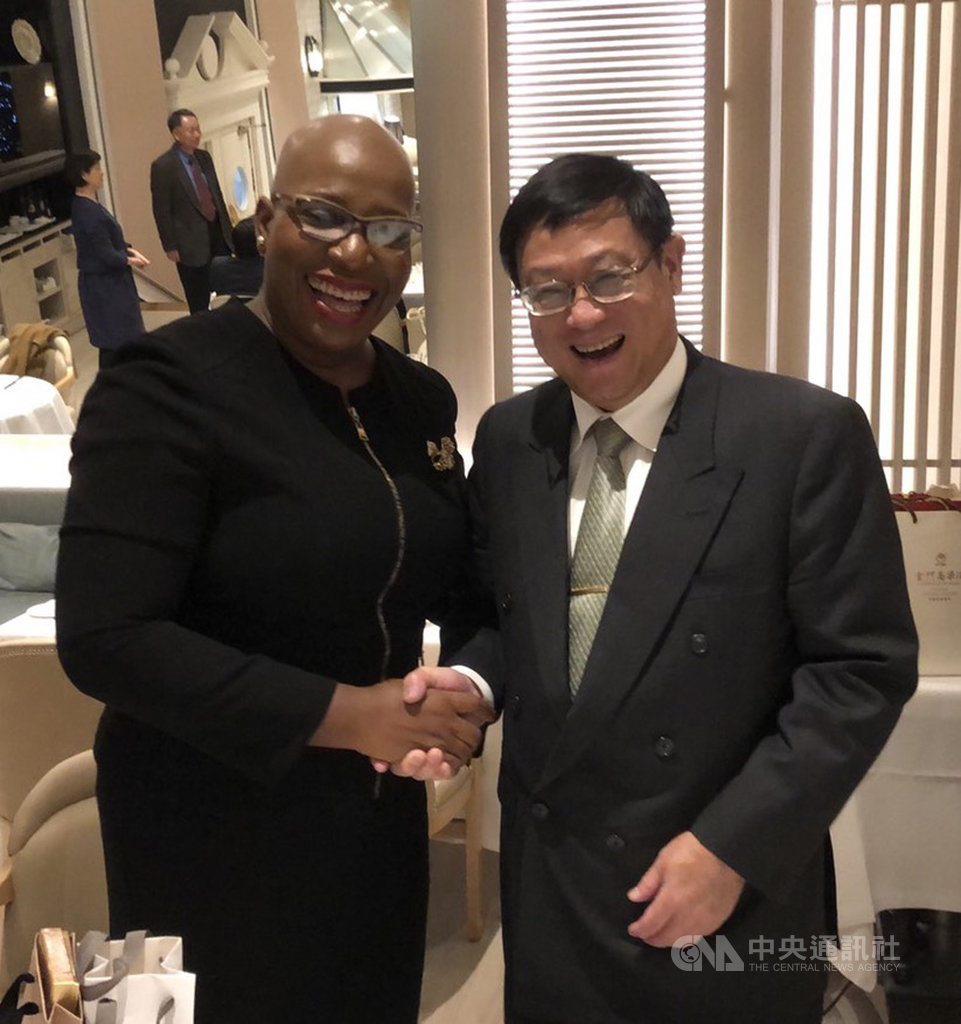 環保署長張子敬(右)10日在西班牙馬德里會晤友邦聖露西亞教育、創新、性別關係暨永續發展部部長里格貝特(Gale Rigobert)。(外交部提供)中央社記者林育立柏林傳真 108年12月13日