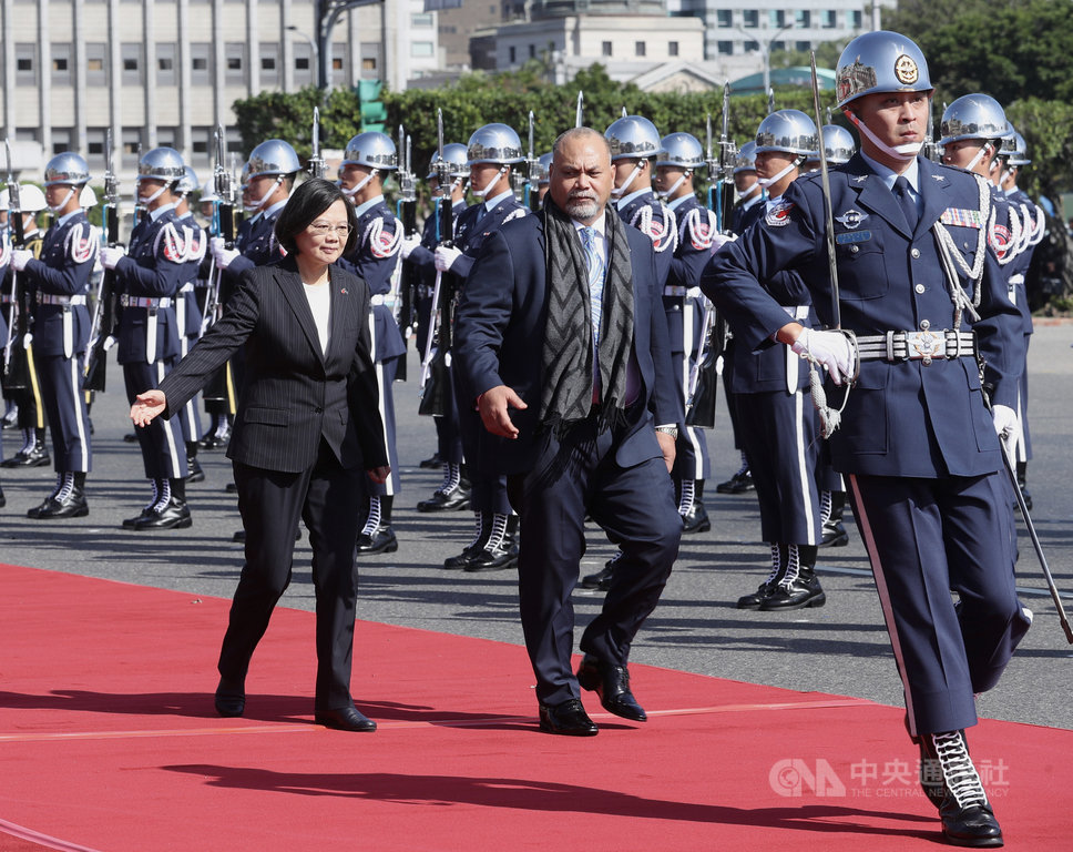 總統蔡英文(前左)13日在總統府以隆重軍禮迎接諾魯共和國總統安格明(Lionel Aingimea)(前左2),歡迎他們來台國是訪問。中央社記者張皓安攝 108年12月13日