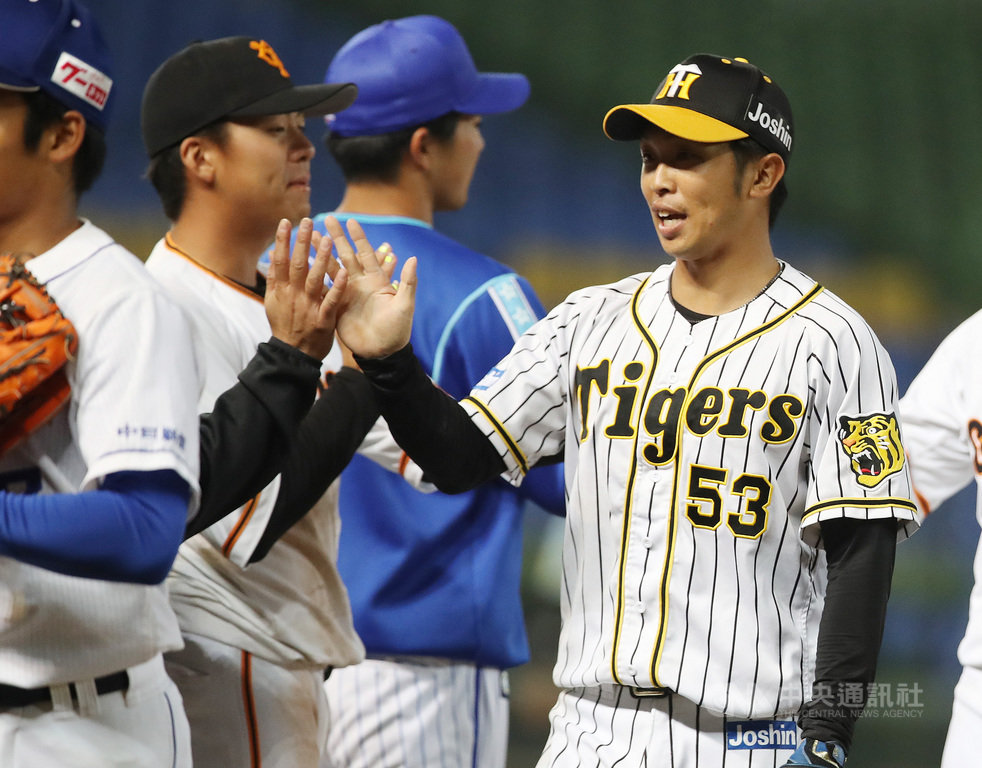 2019亞洲冬季棒球聯盟13日在台中洲際球場舉行排名賽,因日職白隊與韓職聯隊打成和局,比較例行賽戰績後,由白隊獲第5名;敲出關鍵追平全壘打的島田海吏(前右)賽後也獲選單場MVP。中央社記者張新偉攝 108年12月13日