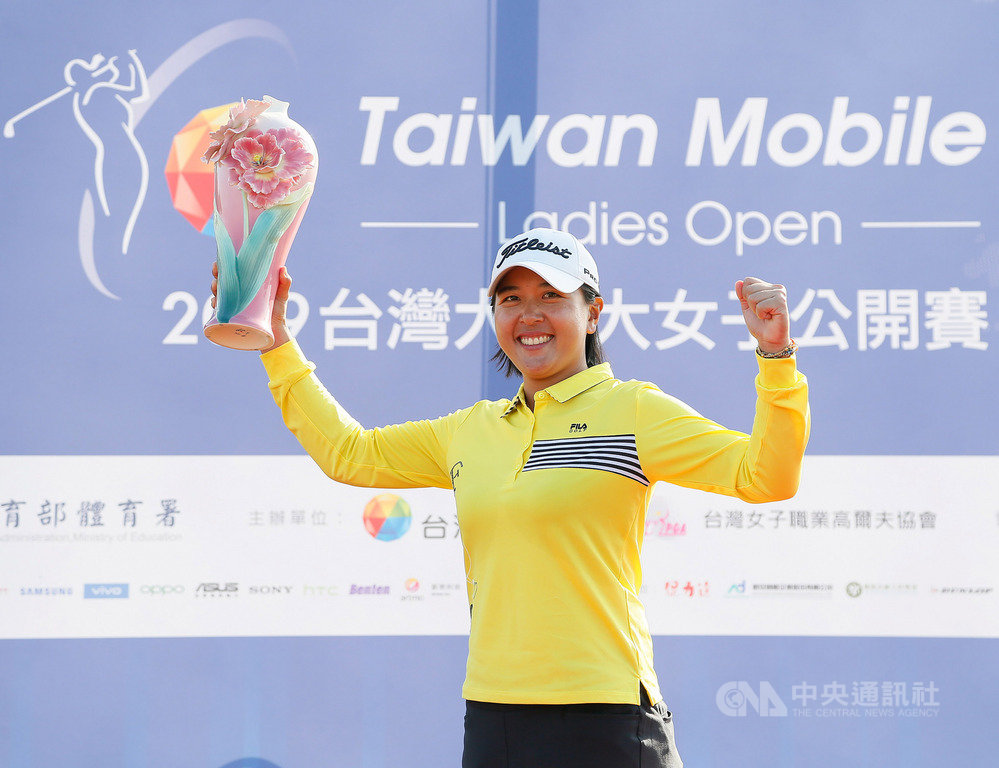 台灣高球女將林子麒13日在2019台灣大哥大女子高球公開賽最終回合,繳出低於標準2桿的70桿,最終以總成績211桿奪冠,也是她個人今年第3冠。(台灣大哥大提供)中央社記者黃巧雯傳真 108年12月13日