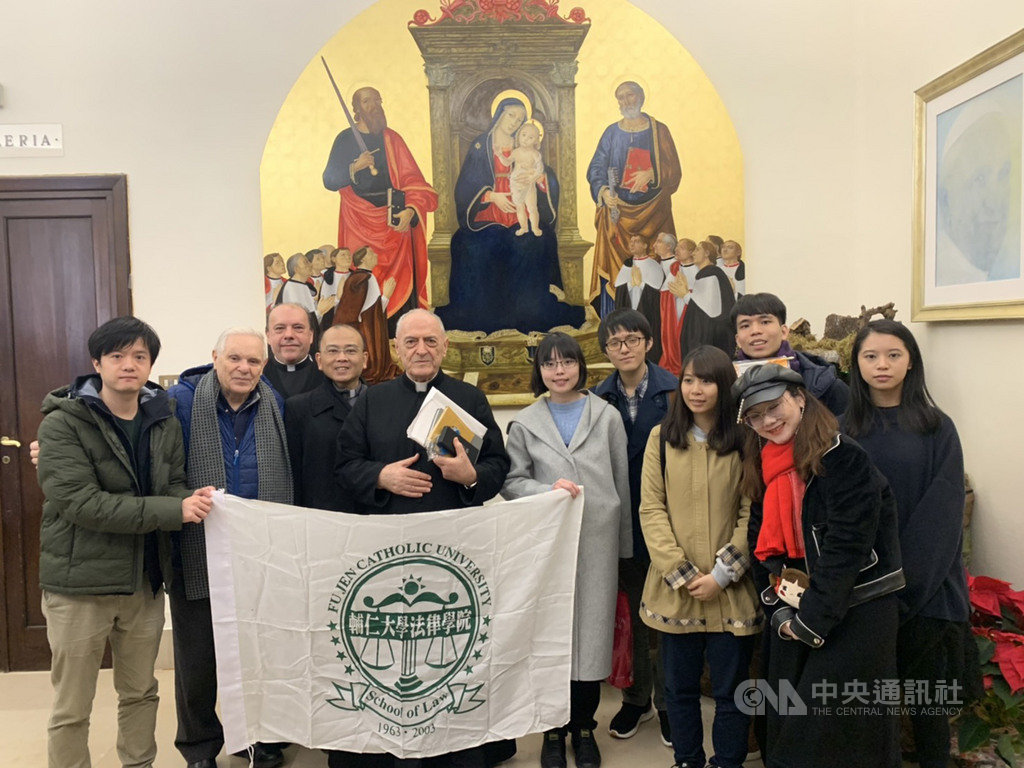 輔大法律系參訪團參訪聖輪法院後,與院長品托(Pio Vito Pinto)合影。左2為曾在台服務30多年的義籍神父傅立吉。(駐教廷大使館提供)中央社記者黃雅詩羅馬傳真 108年12月14日